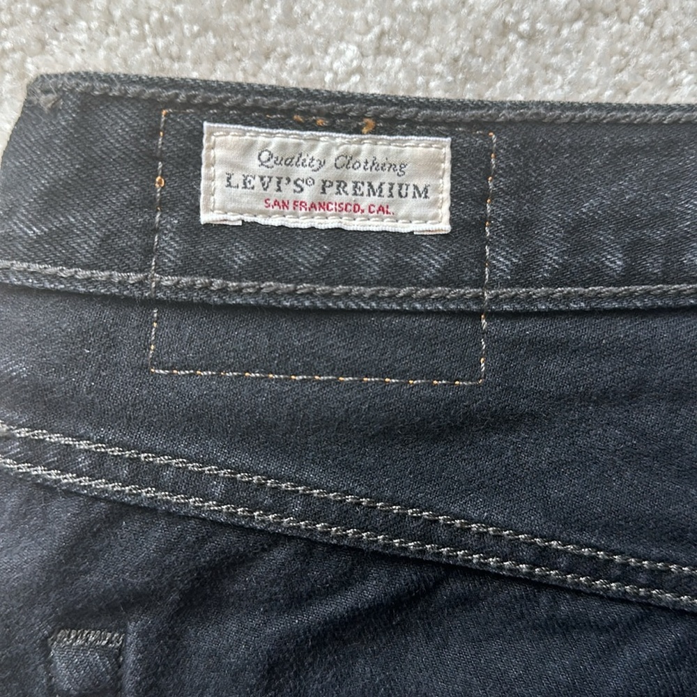 Levi's Women's Premium 501 Original Shorts - Picture 6 of 9